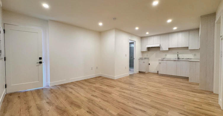 B2-8633 12 Avenue, Burnaby, BC, V3N 2M1 - 4