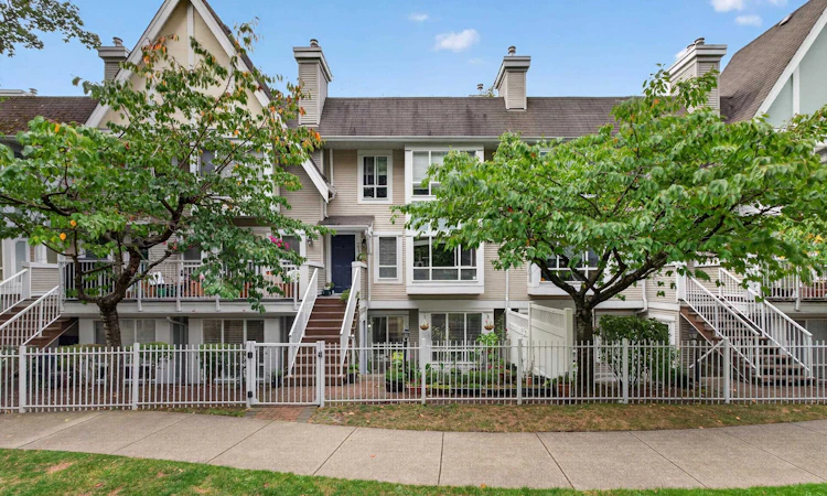 20-6588 Southoaks Crescent