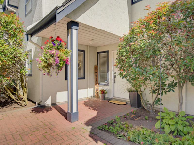 4-4890 48 Avenue - 3