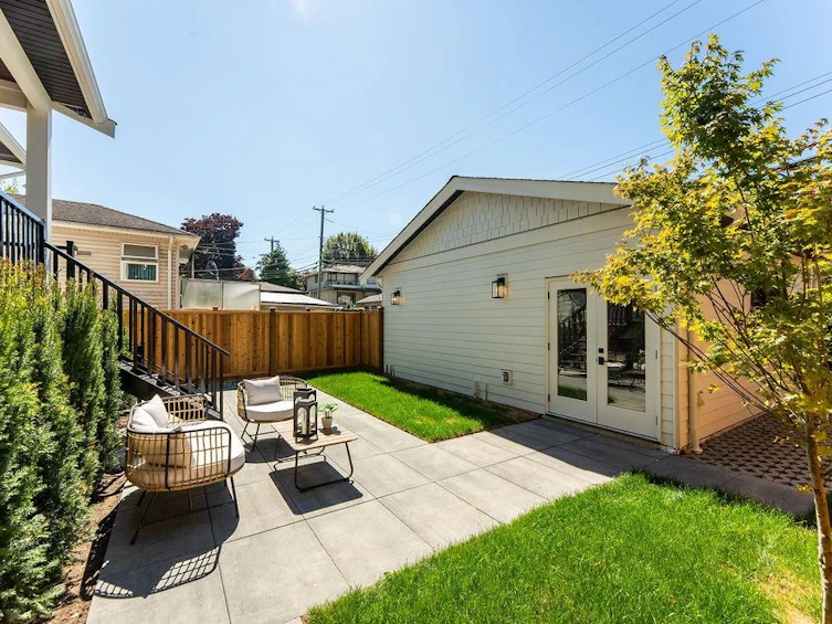 2598 E 16th Avenue, Vancouver, BC, V5M 2L5 - 2