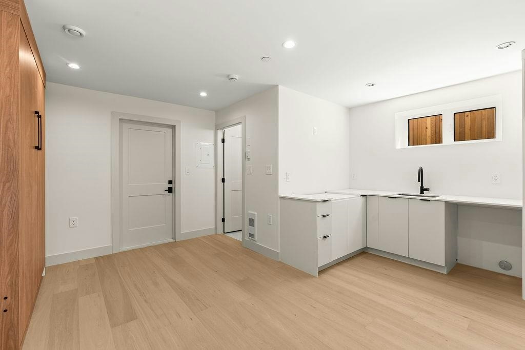 2598 E 16th Avenue, Vancouver, BC, V5M 2L5 - 26