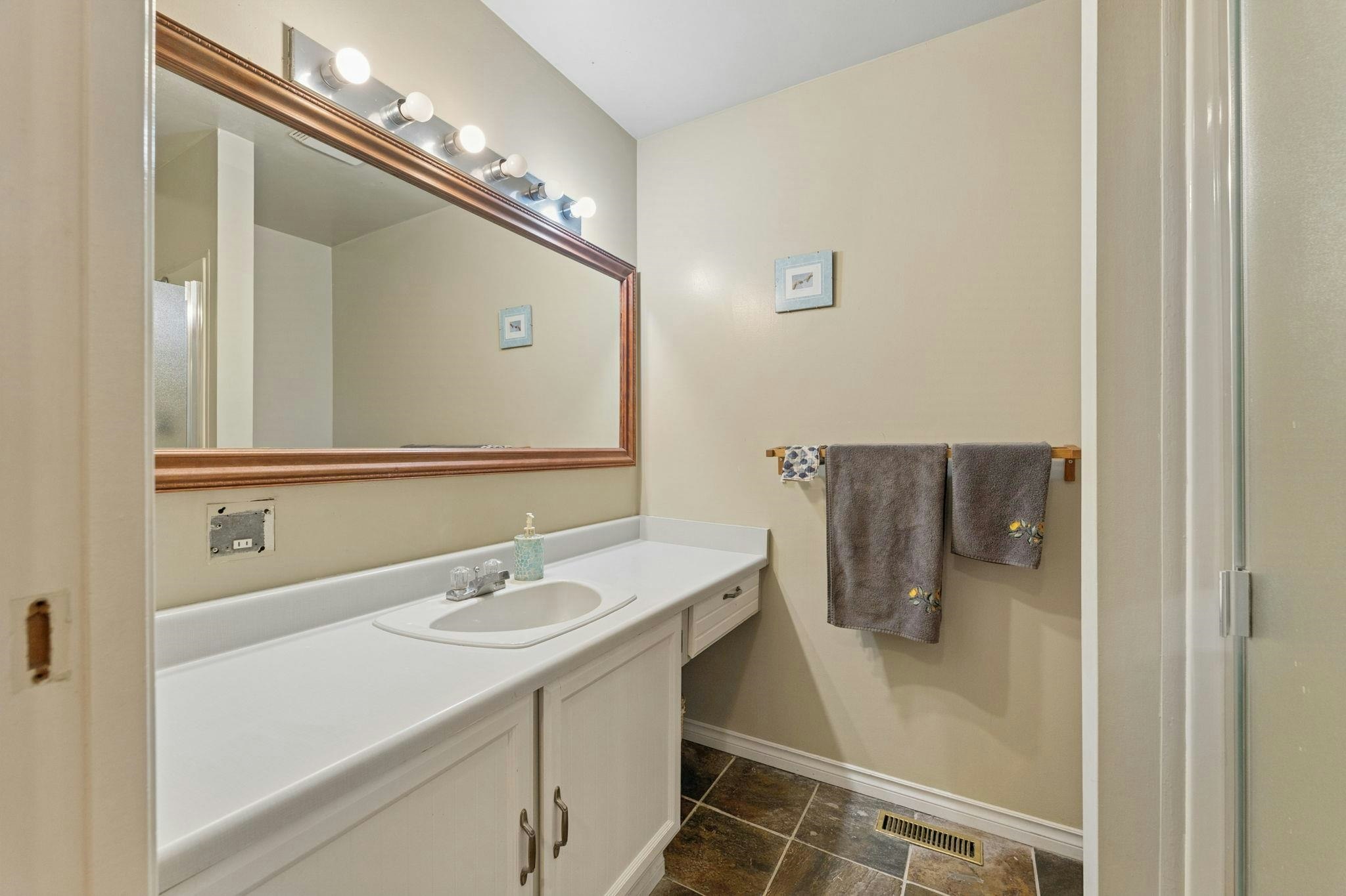 834 Hendecourt Road, North Vancouver, BC, V7K 2Y2 - 16