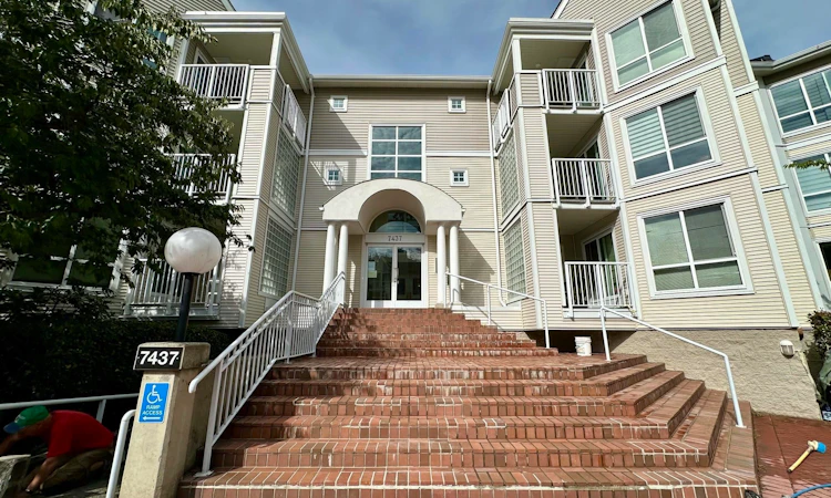 311-7437 Moffatt Road