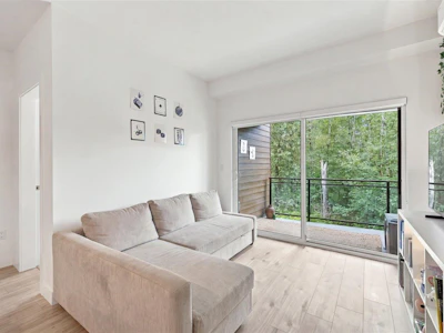 209-3182 Gladwin Road - 3
