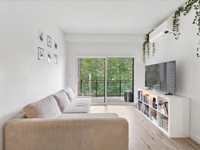 209-3182 Gladwin Road - 2