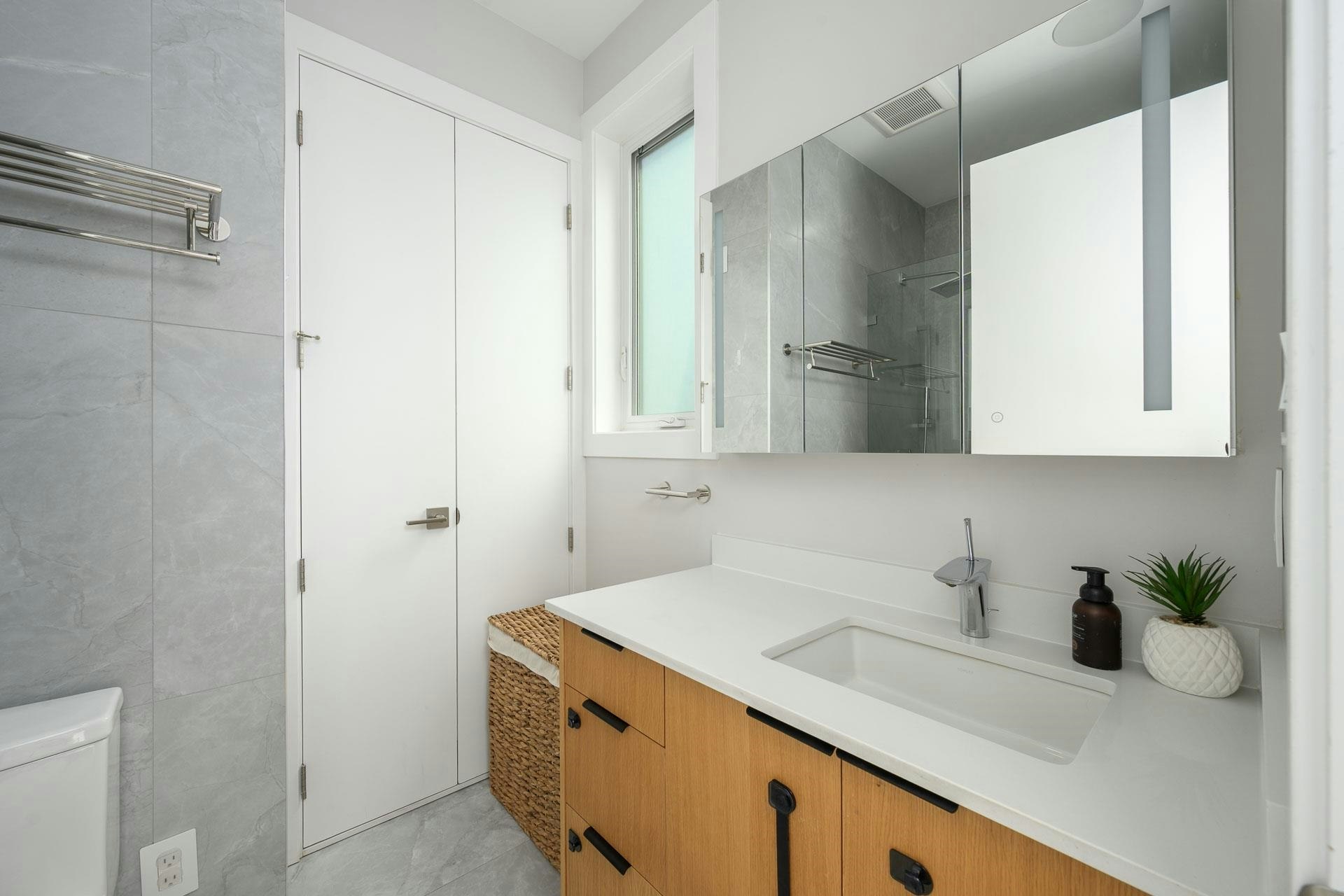 3-215 E 21st Street, North Vancouver, BC, V7L 3B7 - 21