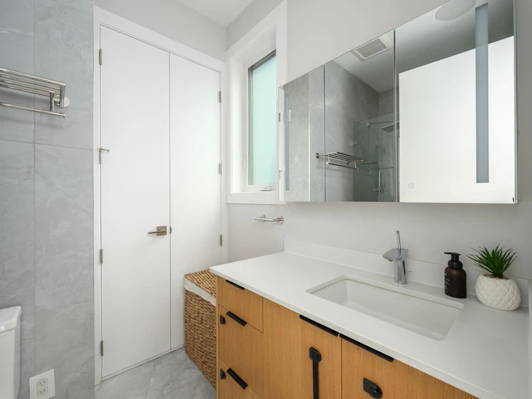 3-215 E 21st Street, North Vancouver, BC, V7L 3B7 - 21
