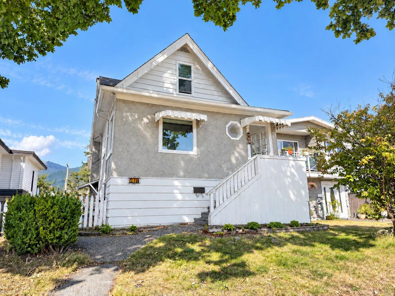216 E 18th Street, North Vancouver BC V7L 2X6