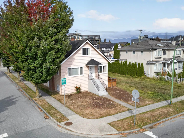 4205 Pender Street, Burnaby, BC, V5C 2M4 - 4
