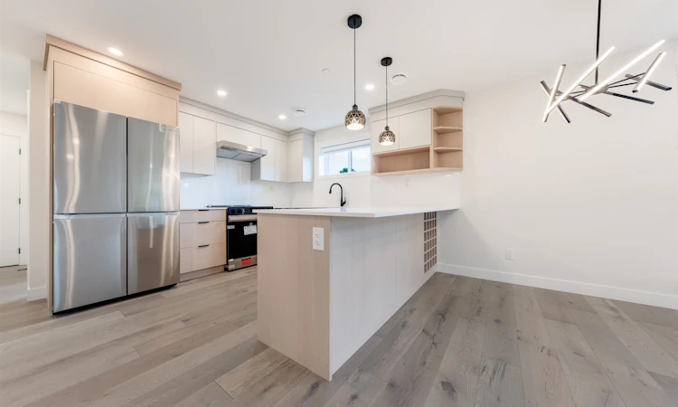 202-5092 Slocan Street