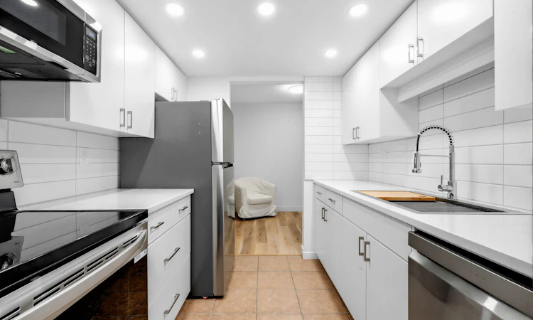 107-2925 Glen Drive