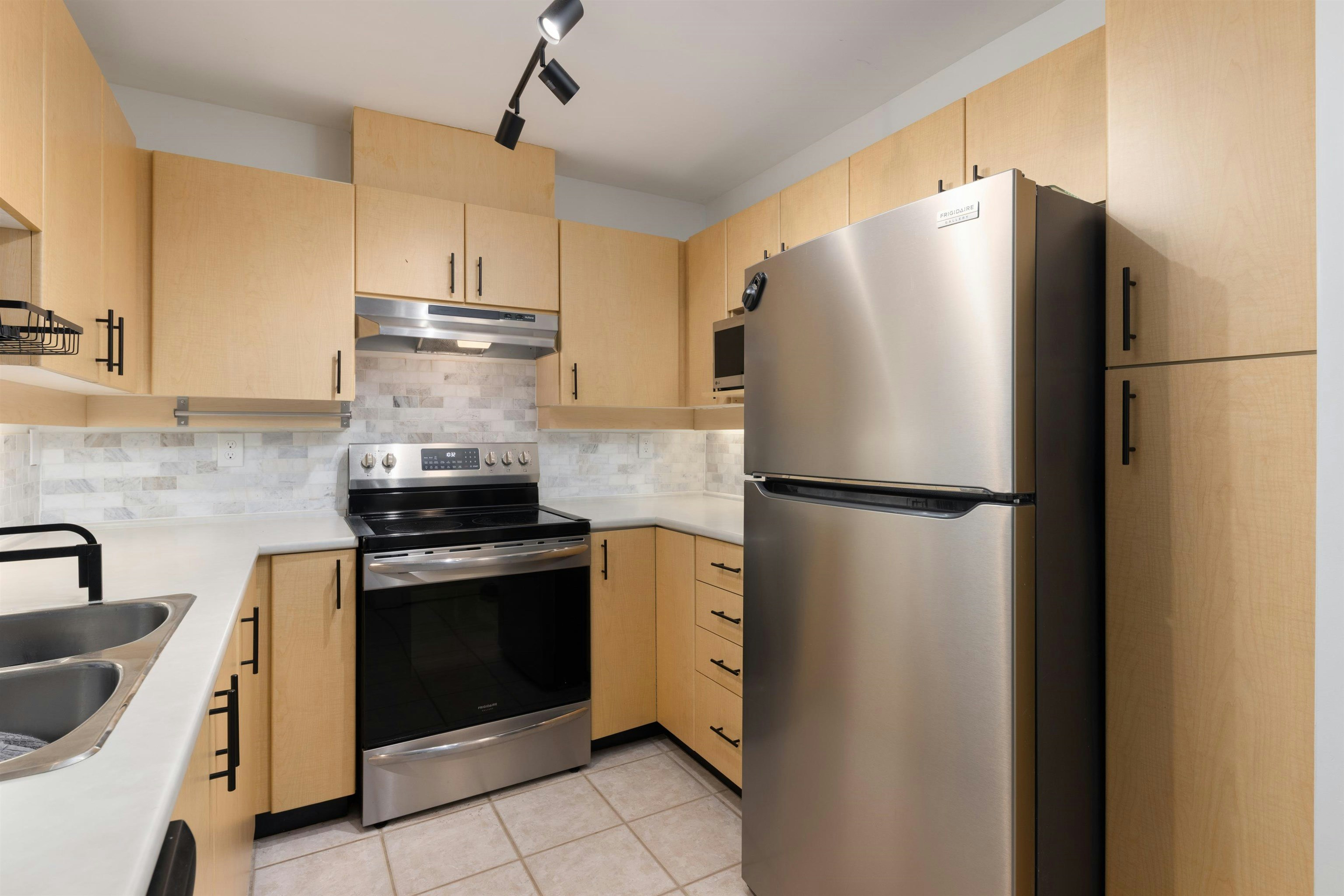 415-7038 21st Avenue - 3