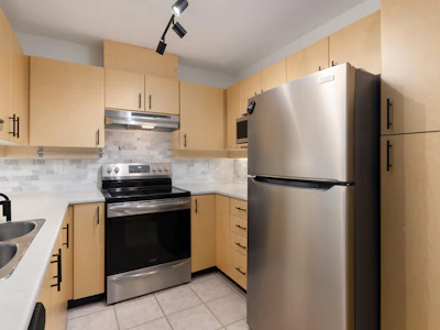 415-7038 21st Avenue - 3