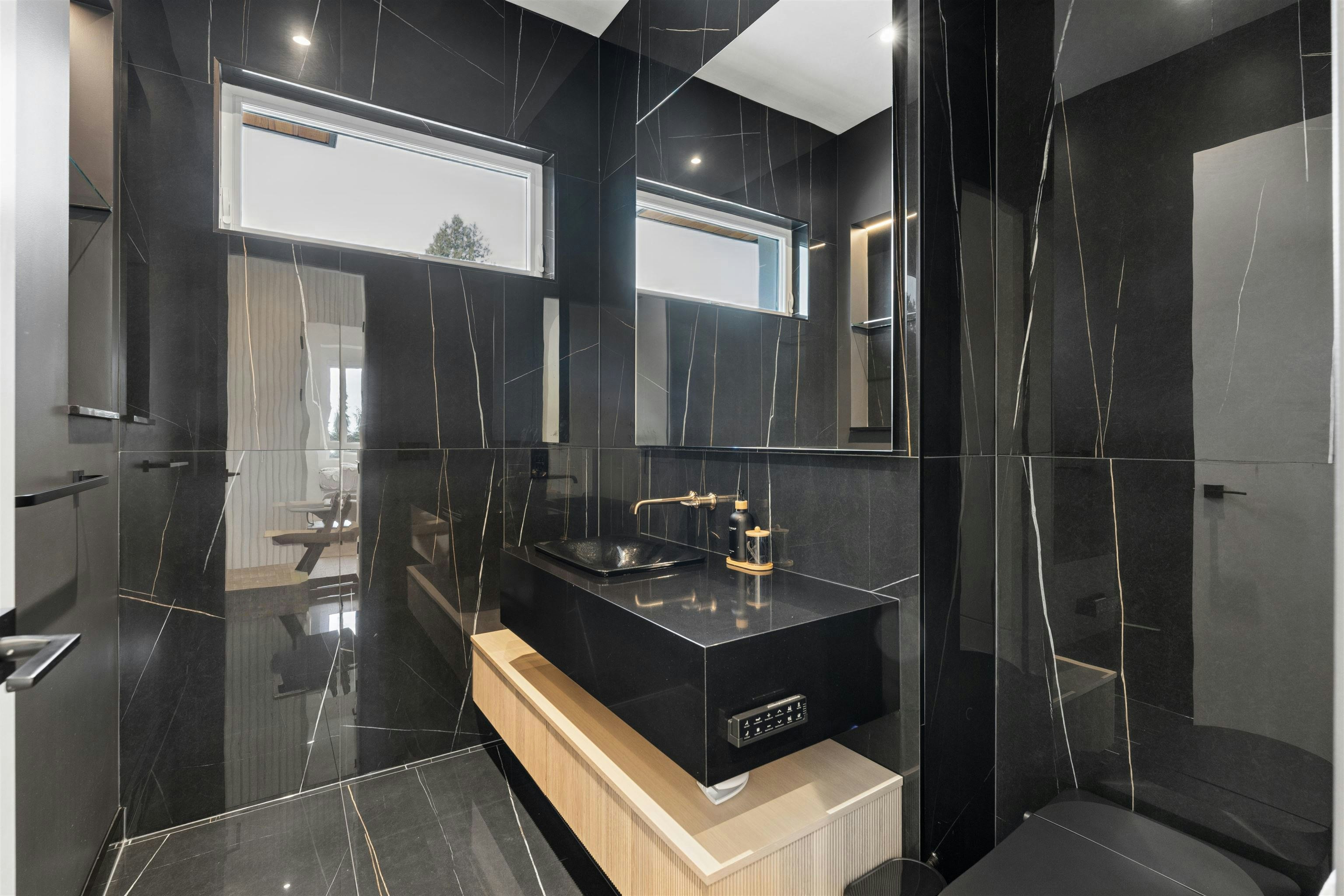 16018 9a Avenue, Surrey, BC, V4A 9A7 - 17