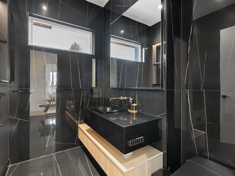 16018 9a Avenue, Surrey, BC, V4A 9A7 - 17