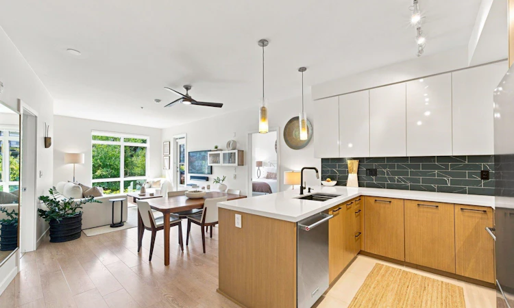 318-22 E Royal Avenue