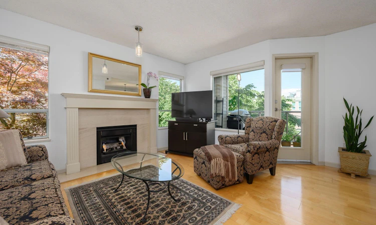 212-910 W 8th Avenue