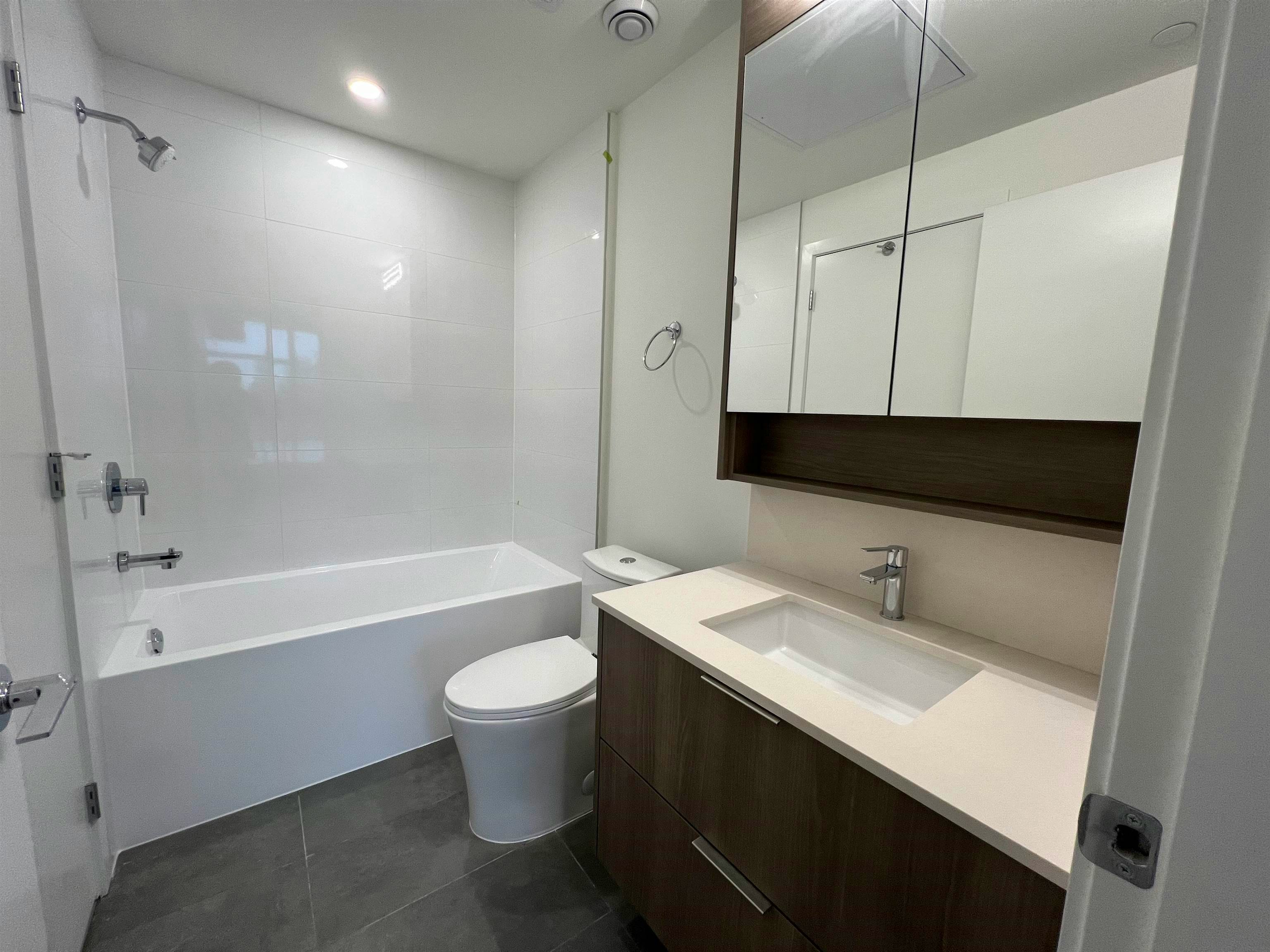 E609-10828 139a Street, Surrey, BC, V3R 0H3