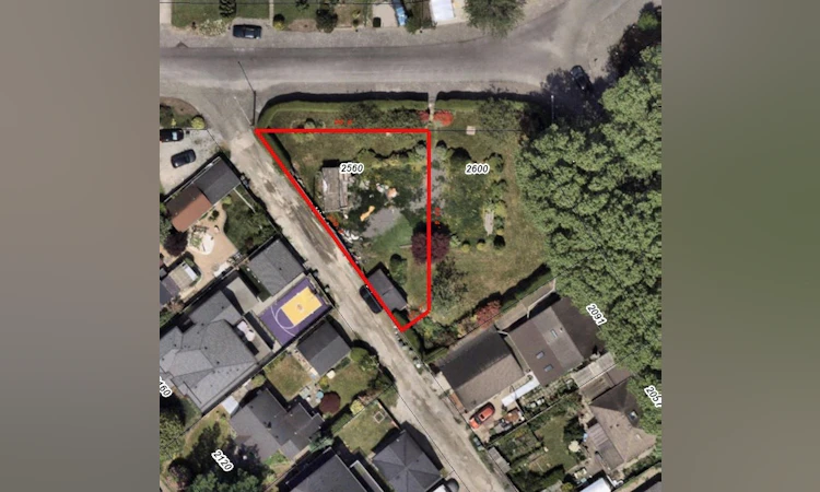 2560 Wellington Crescent