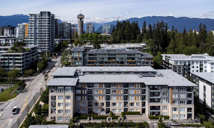 405-9877 University Crescent