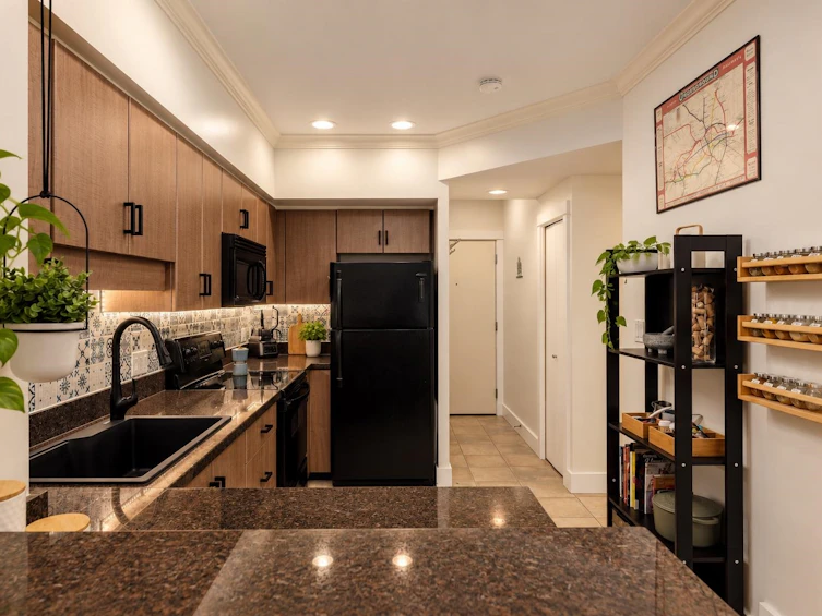 201-118 W 22nd Street, North Vancouver, BC, V7M 1Z9 - 9
