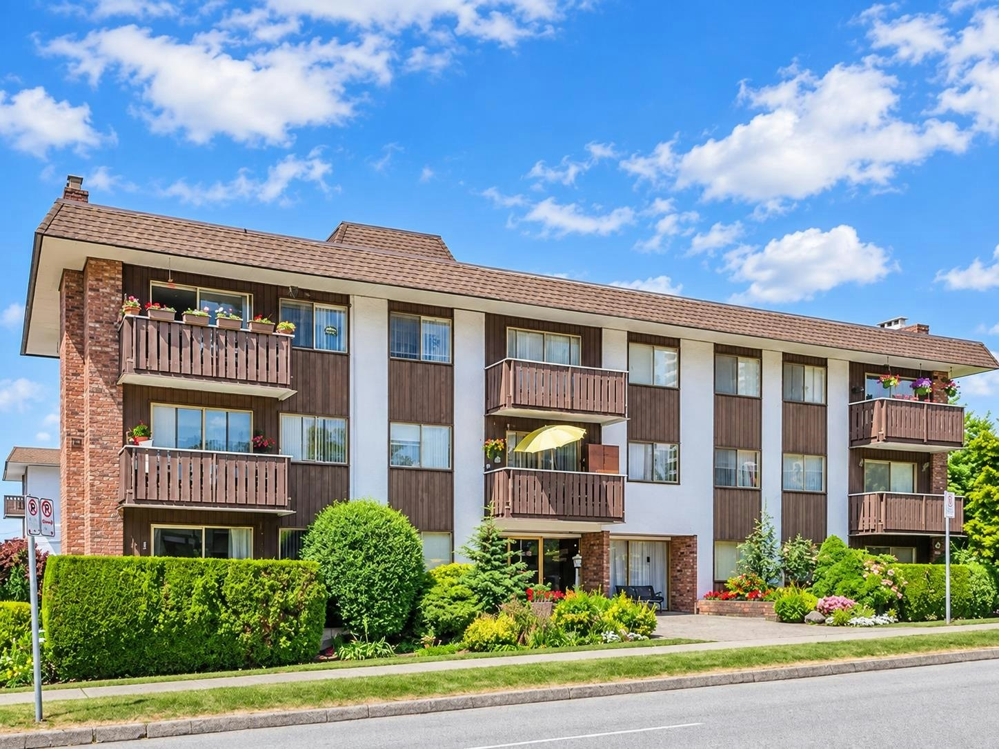 202-1345 Chesterfield Avenue, North Vancouver, BC, V7M 2N1