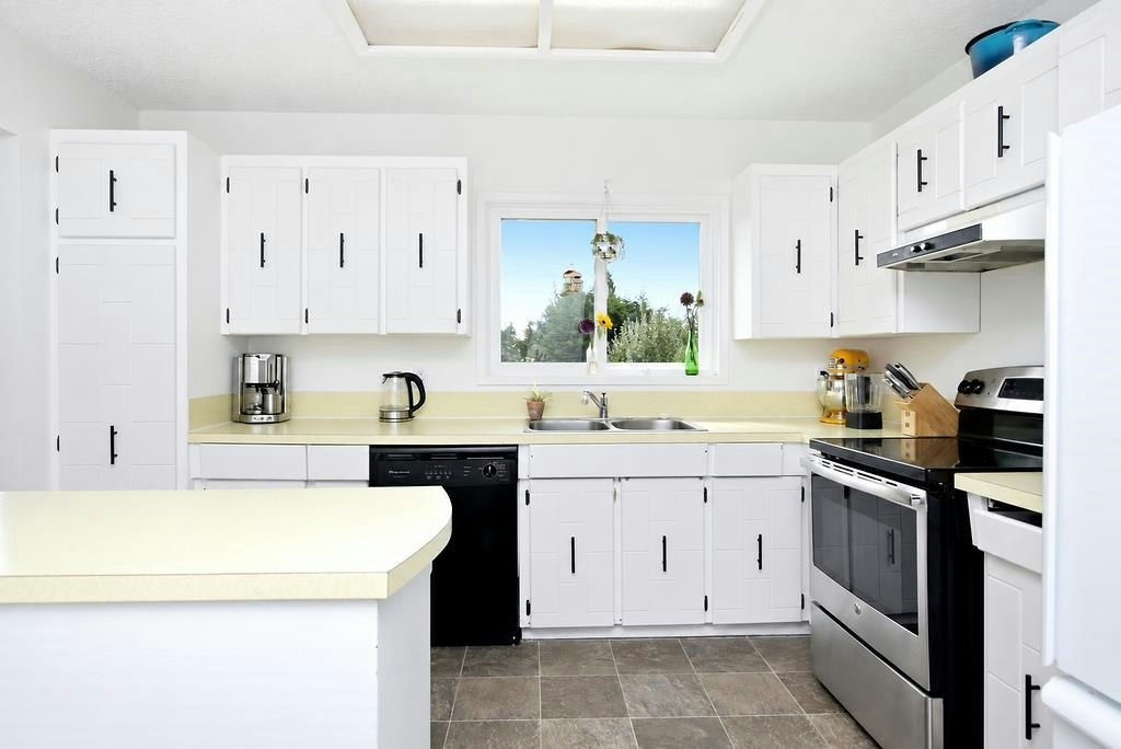 6447 Samron Road, Sechelt, BC, V7Z 0M8 - 12
