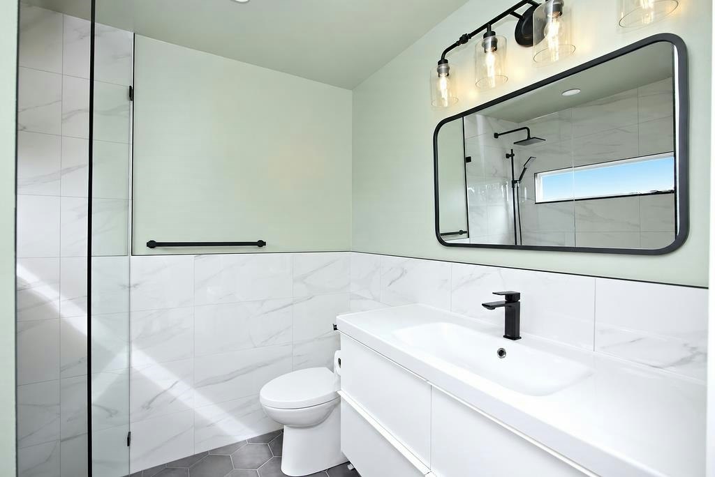 6447 Samron Road, Sechelt, BC, V7Z 0M8 - 23