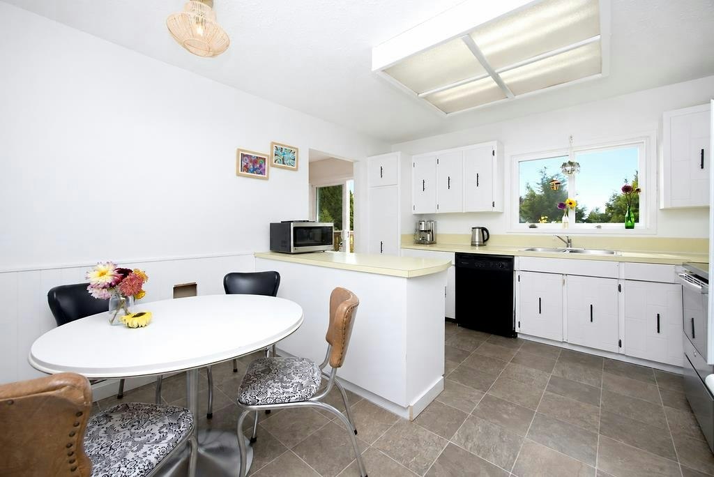 6447 Samron Road, Sechelt, BC, V7Z 0M8 - 14
