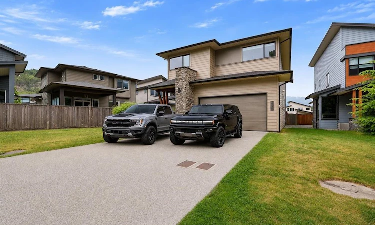 39340 Falcon Crescent