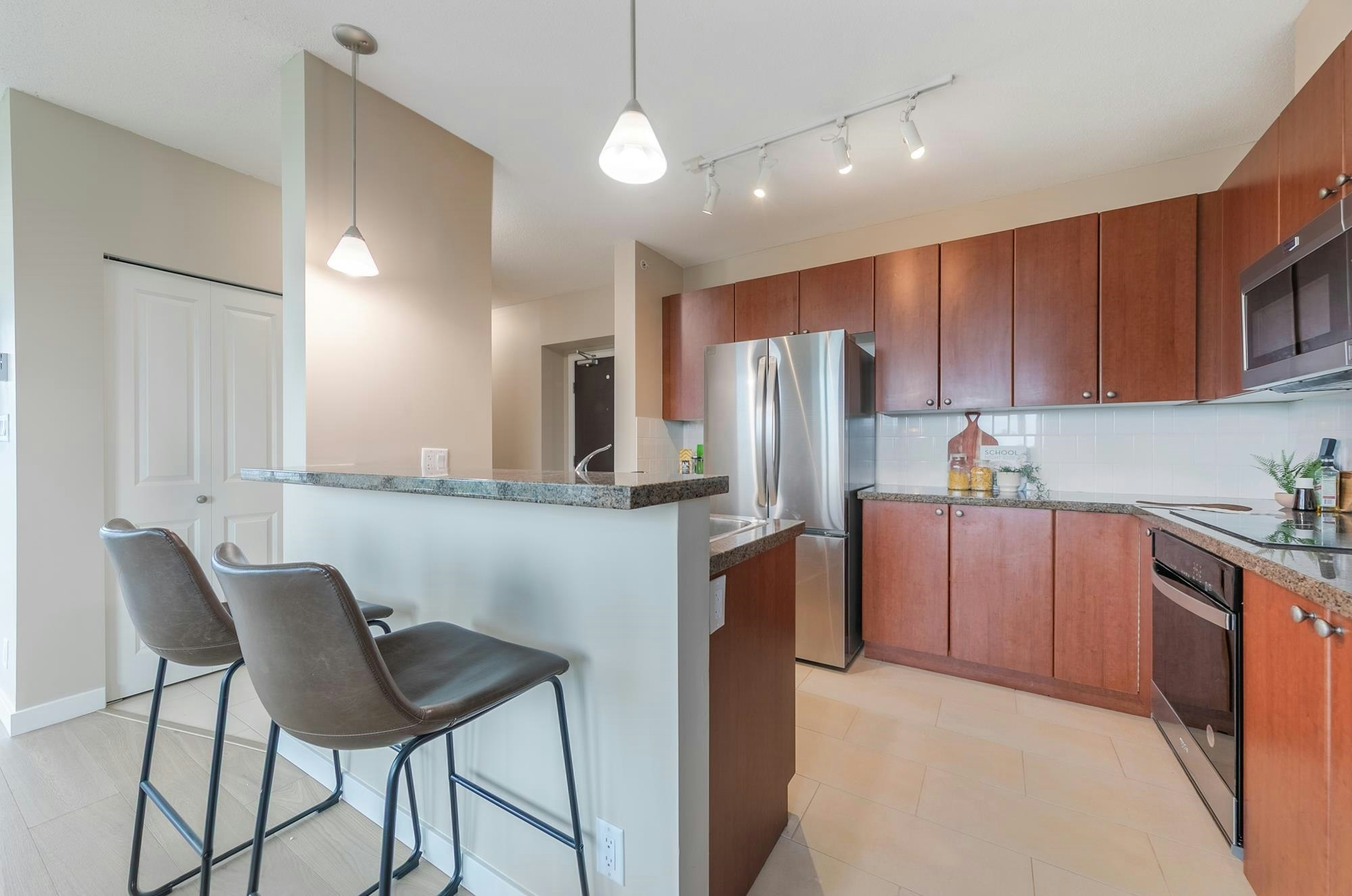 2203-15 E Royal Avenue, New Westminster, BC, V3L 0A9 - 6