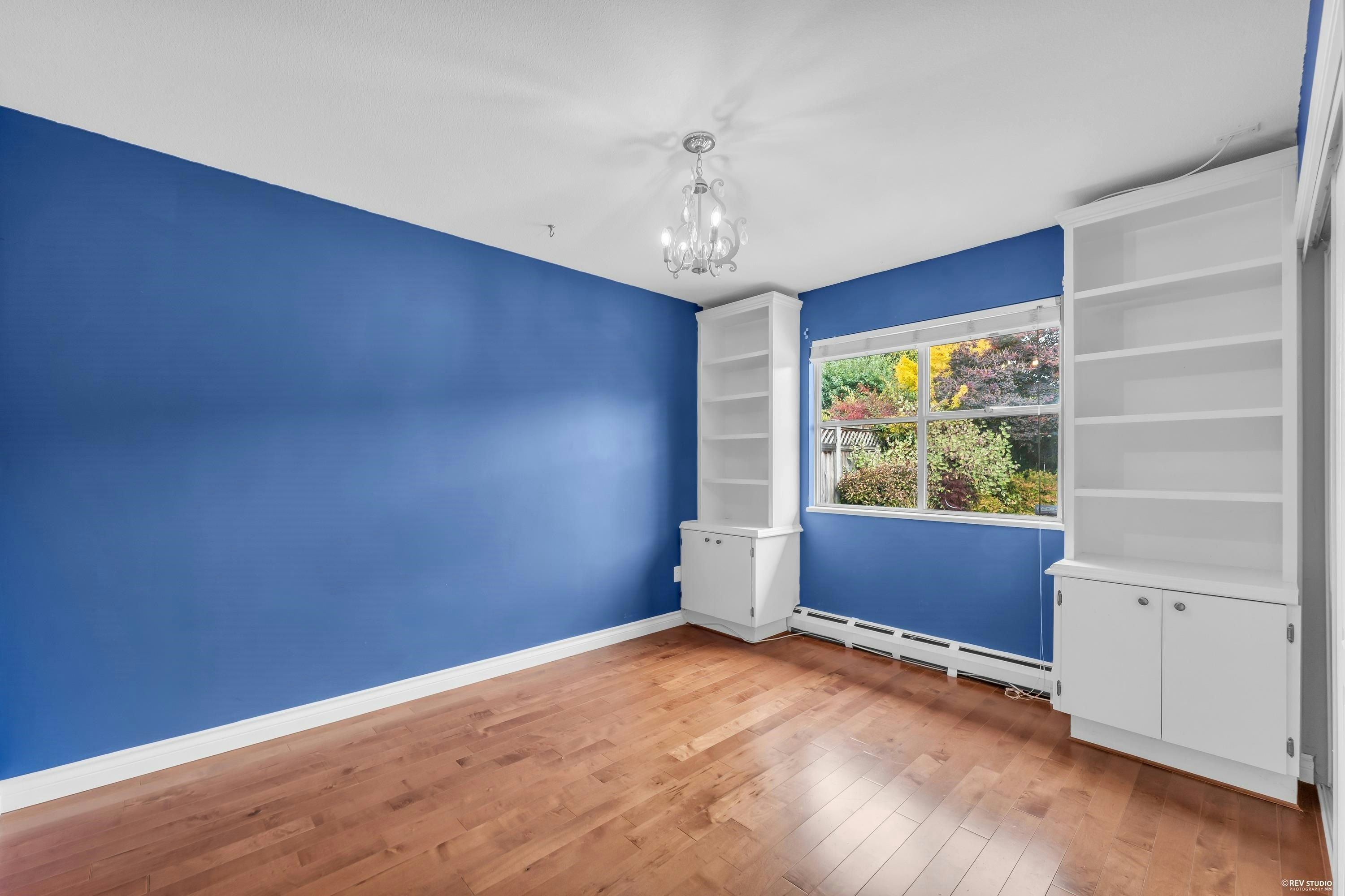15555 Buena Vista Avenue, Surrey, BC, V4B 1Y9 - 15