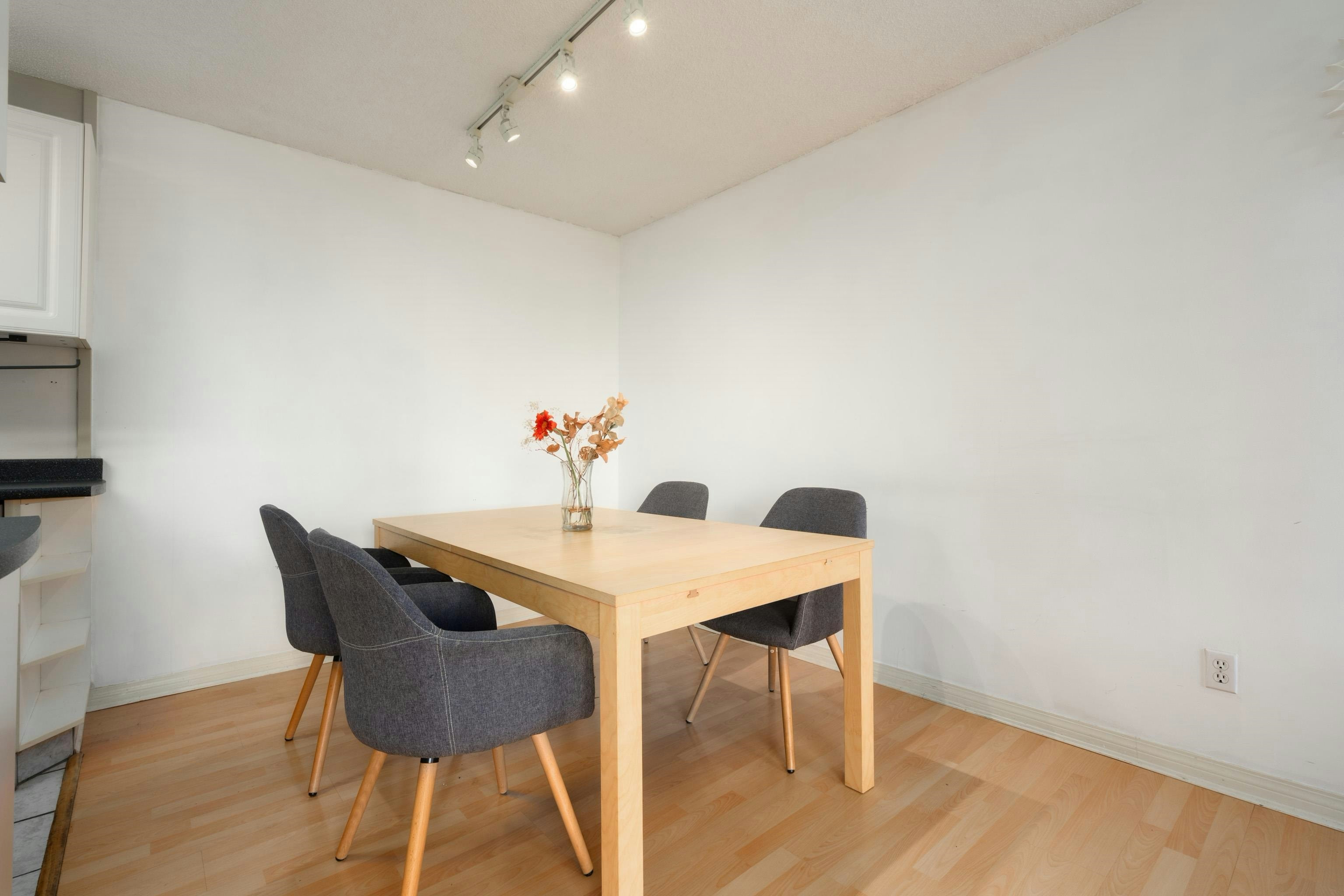 704-6689 Willingdon Avenue - 5