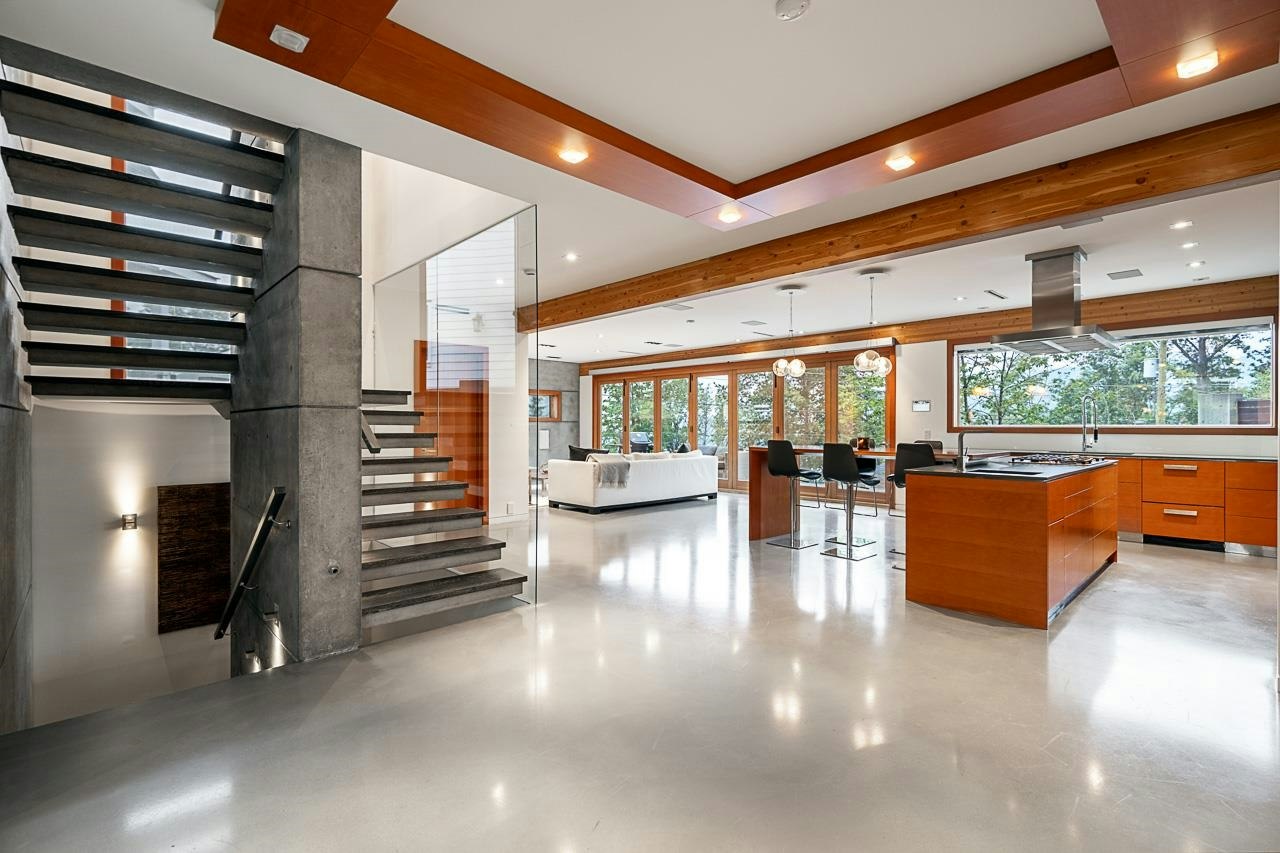 7317 Barnet Road, Burnaby, BC, V5A 1E5