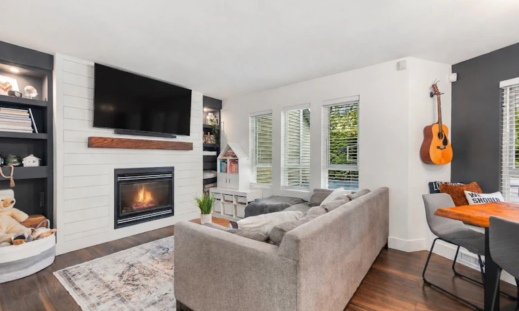 17-123 Laval Street