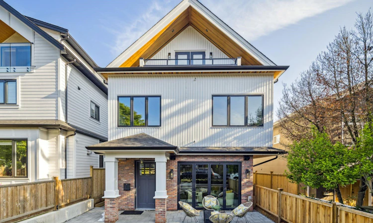 #1-2244 E 11th Avenue