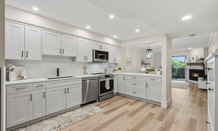 102-1538 Bowser Avenue