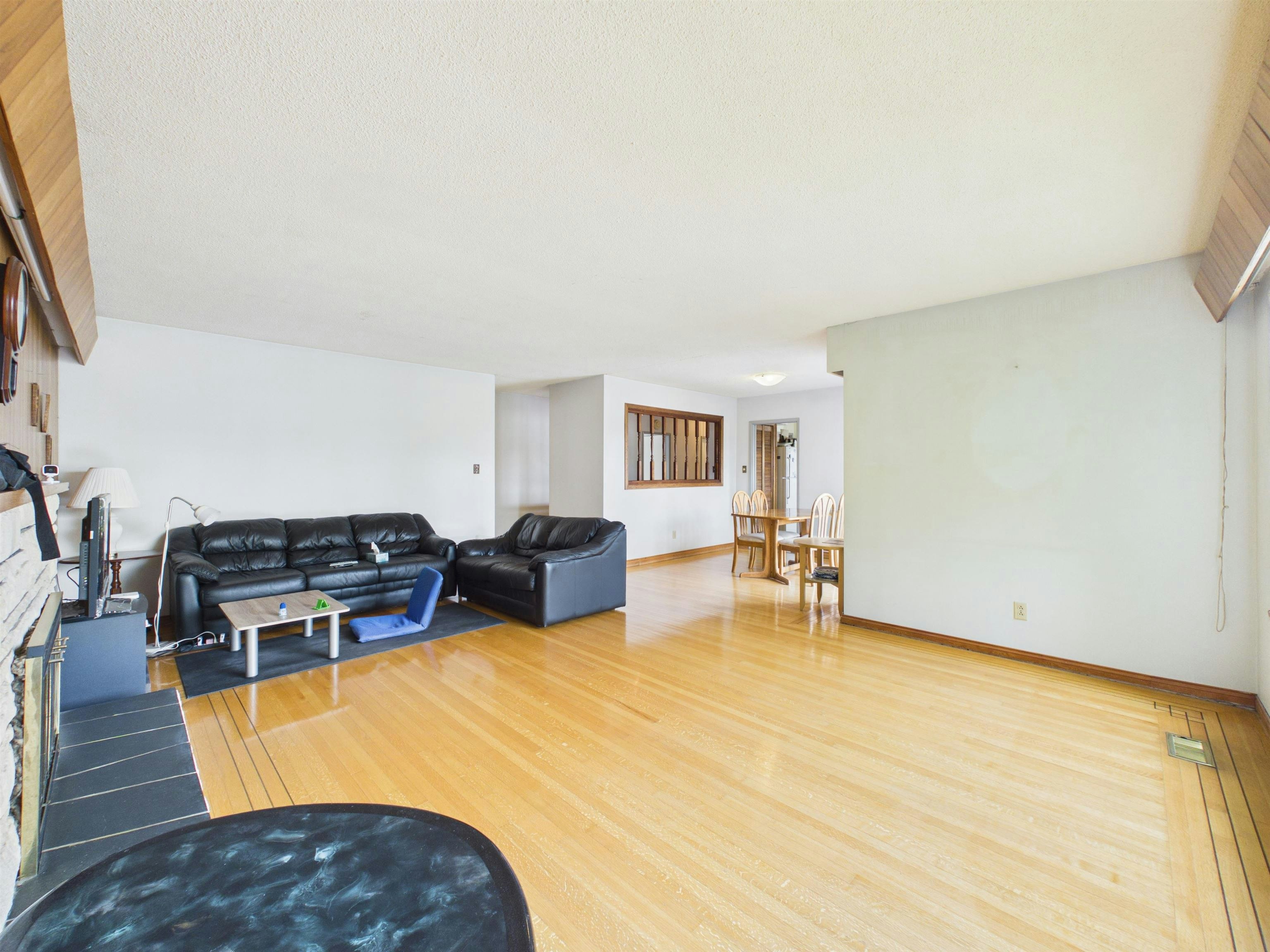6096 Service Street, Burnaby, BC, V5H 1V8 - 6