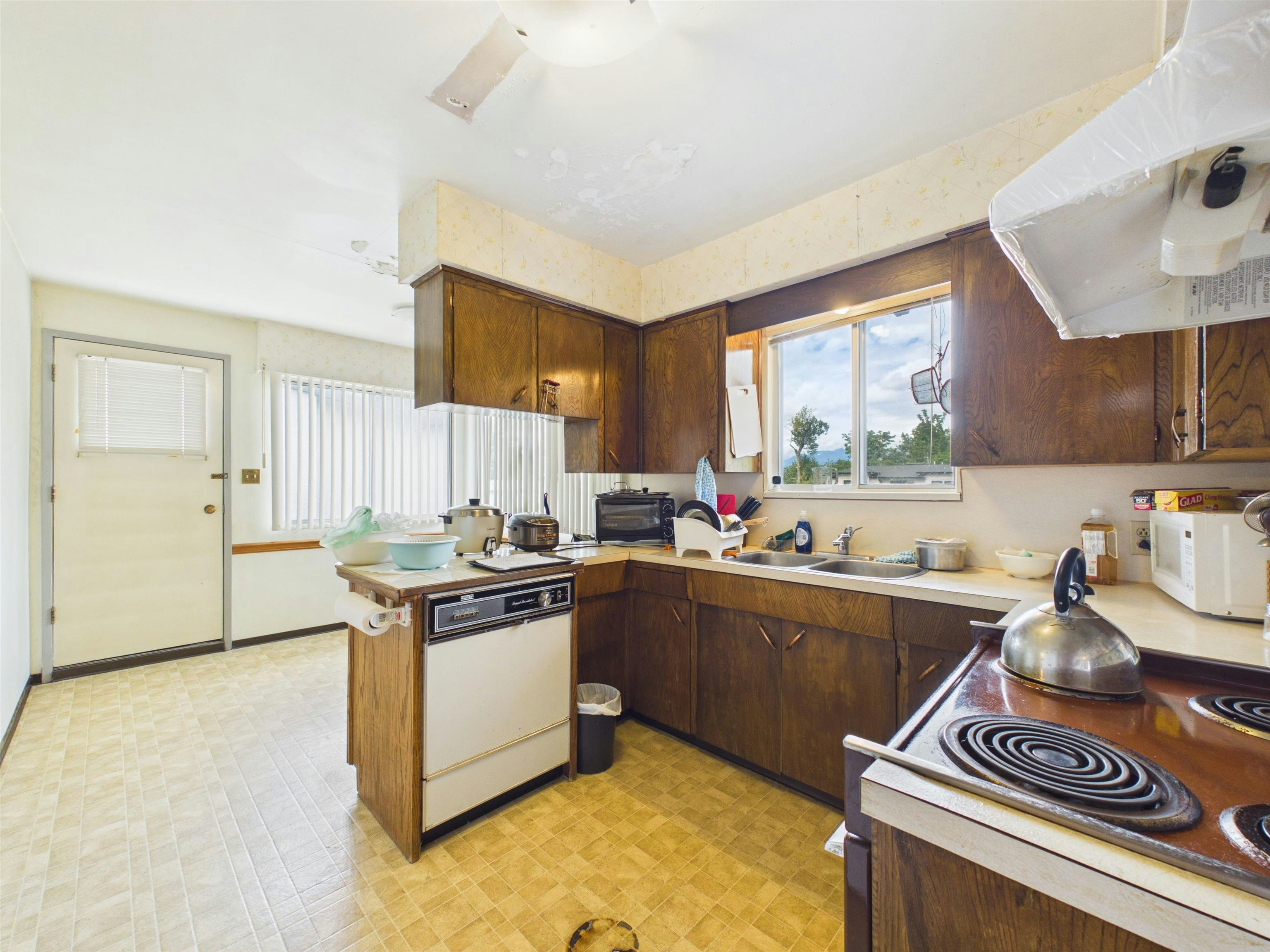 6096 Service Street, Burnaby, BC, V5H 1V8 - 9