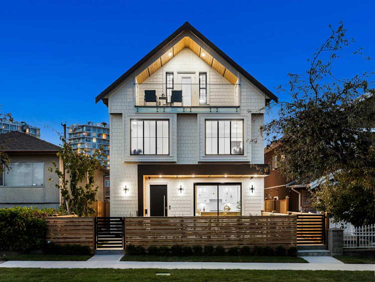 1-2211 Mannering Avenue, Vancouver, BC, V5N 3C5