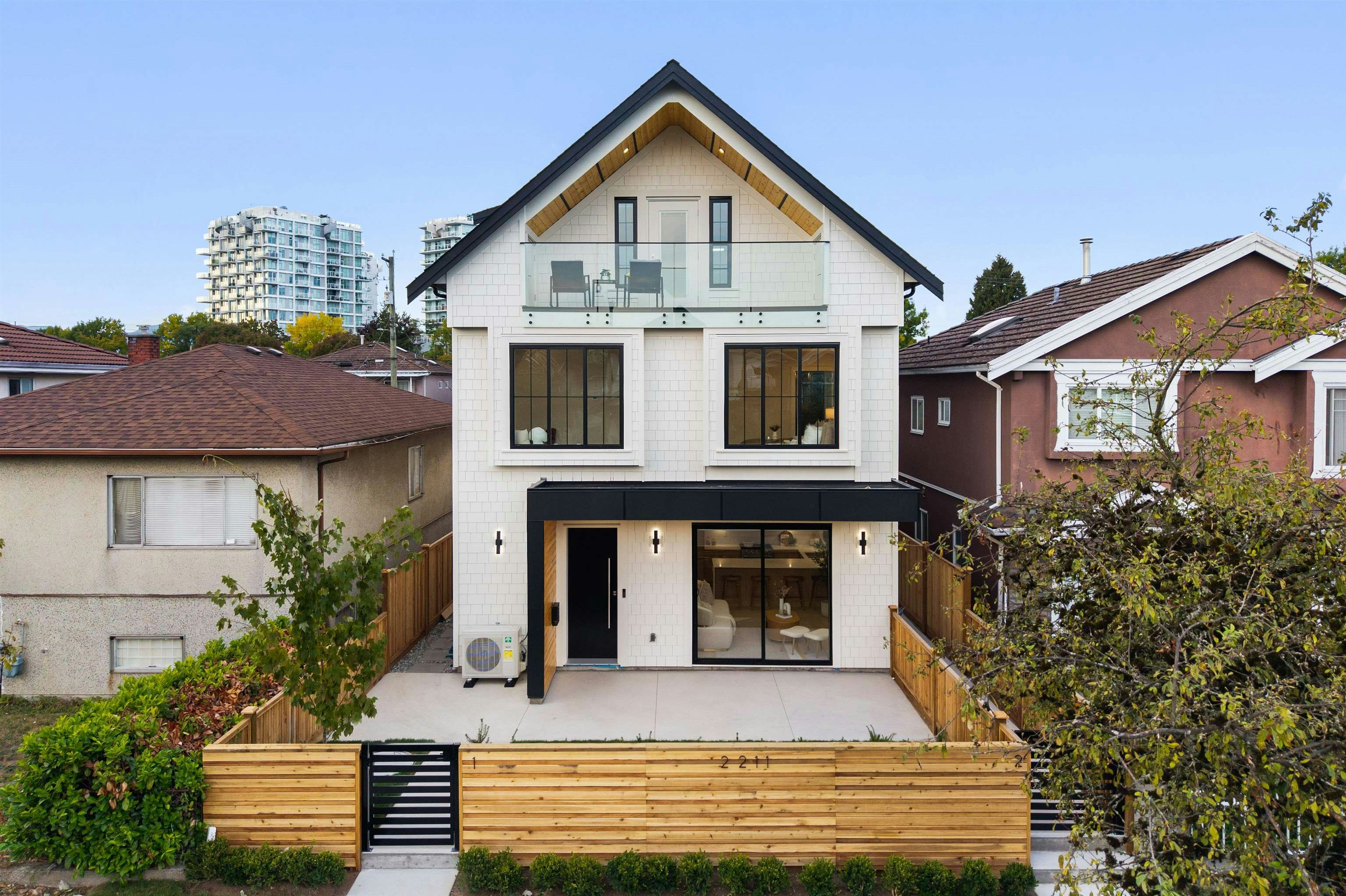 2-2211 Mannering Avenue, Vancouver, BC, V5N 3C5