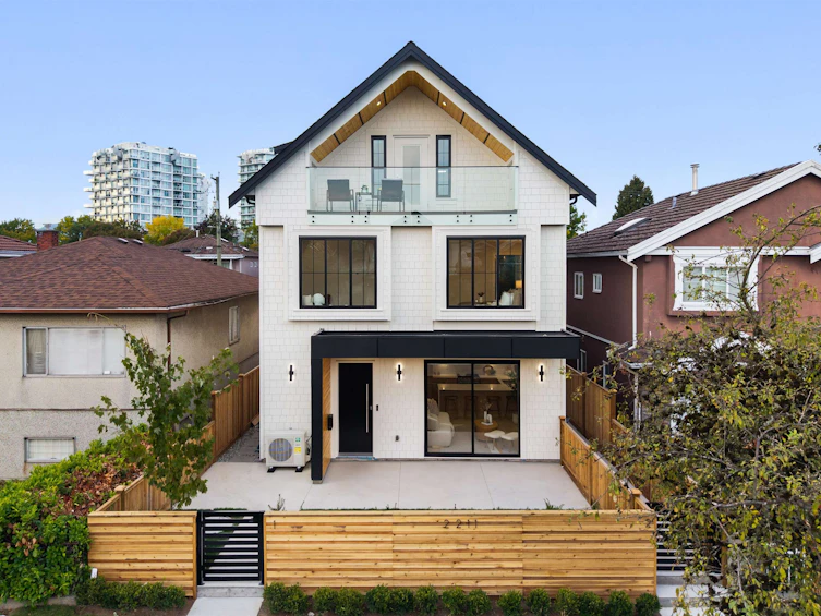 2-2211 Mannering Avenue, Vancouver, BC, V5N 3C5