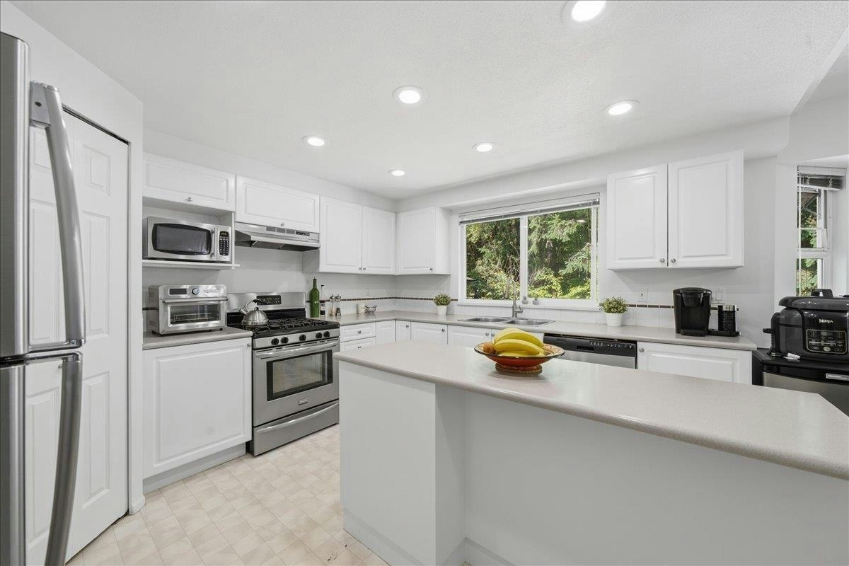 1594 Plateau Crescent, Coquitlam, BC, V3E 3B3 - 8