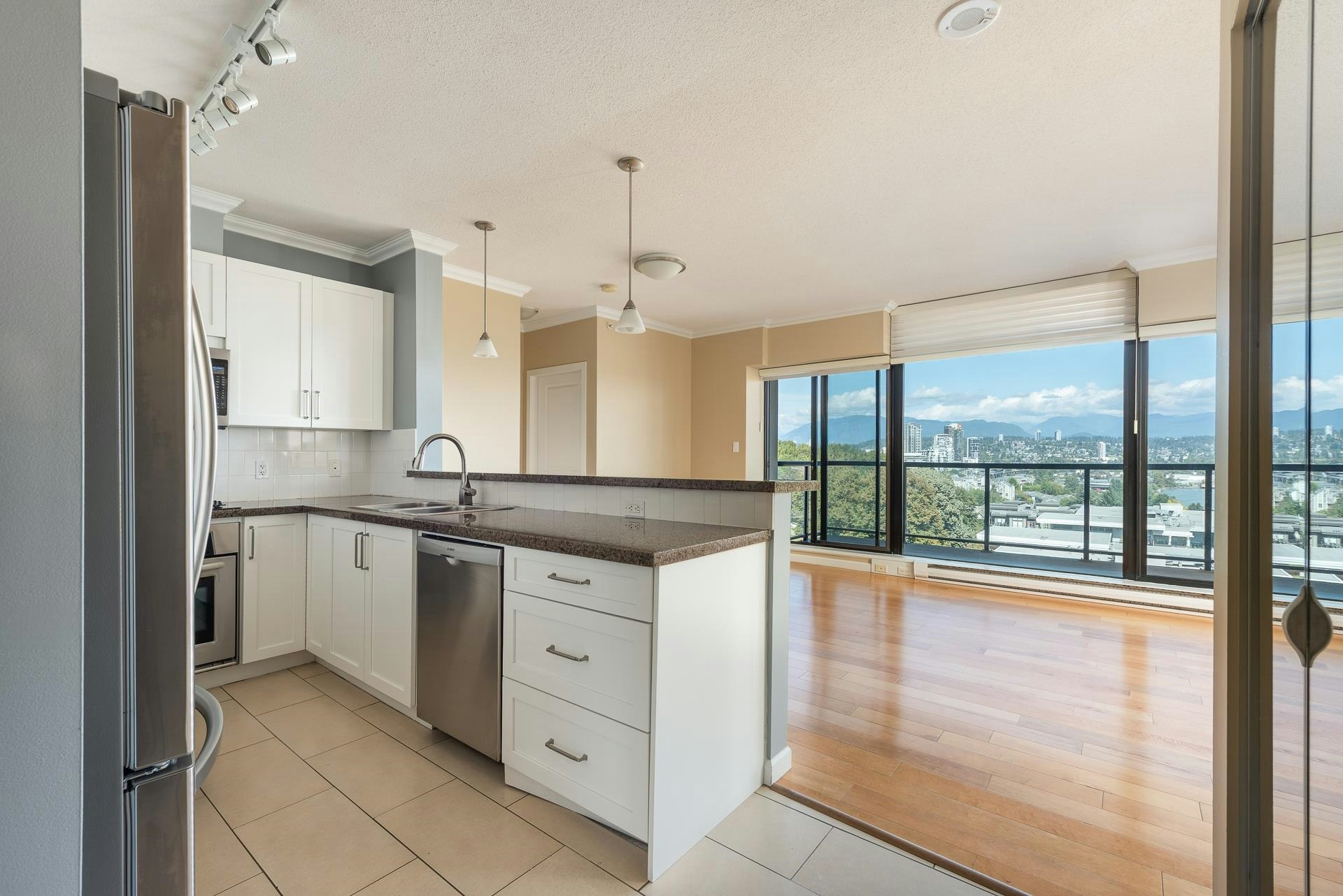 704-15 E Royal Avenue - 3