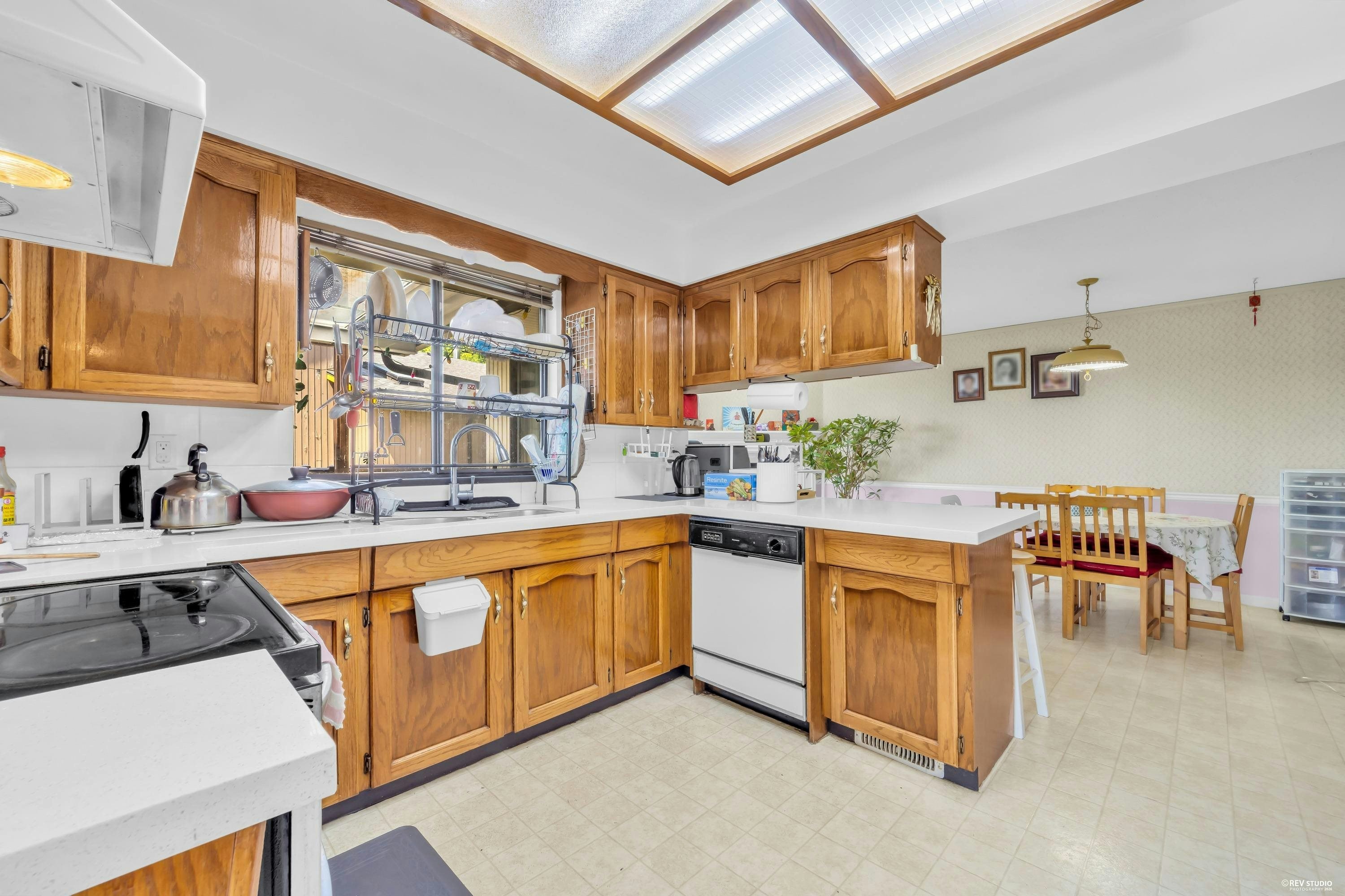 415 Goyer Court, Coquitlam, BC, V3K 6A2 - 17