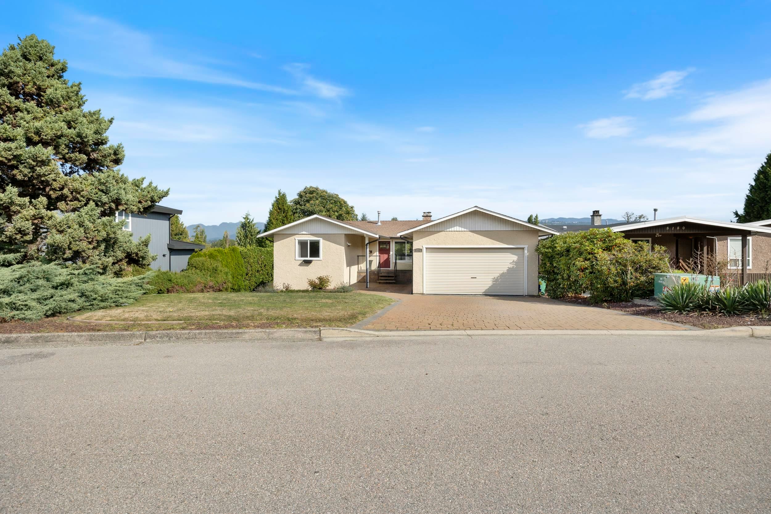8200 Burnfield Crescent - 3