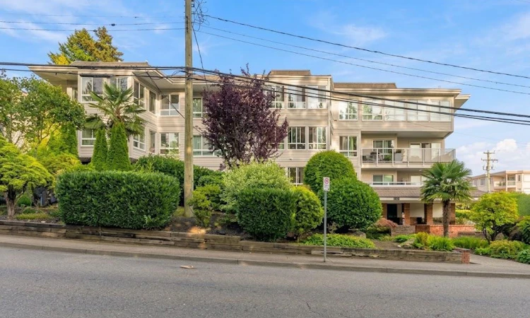 102-1322 Martin Street