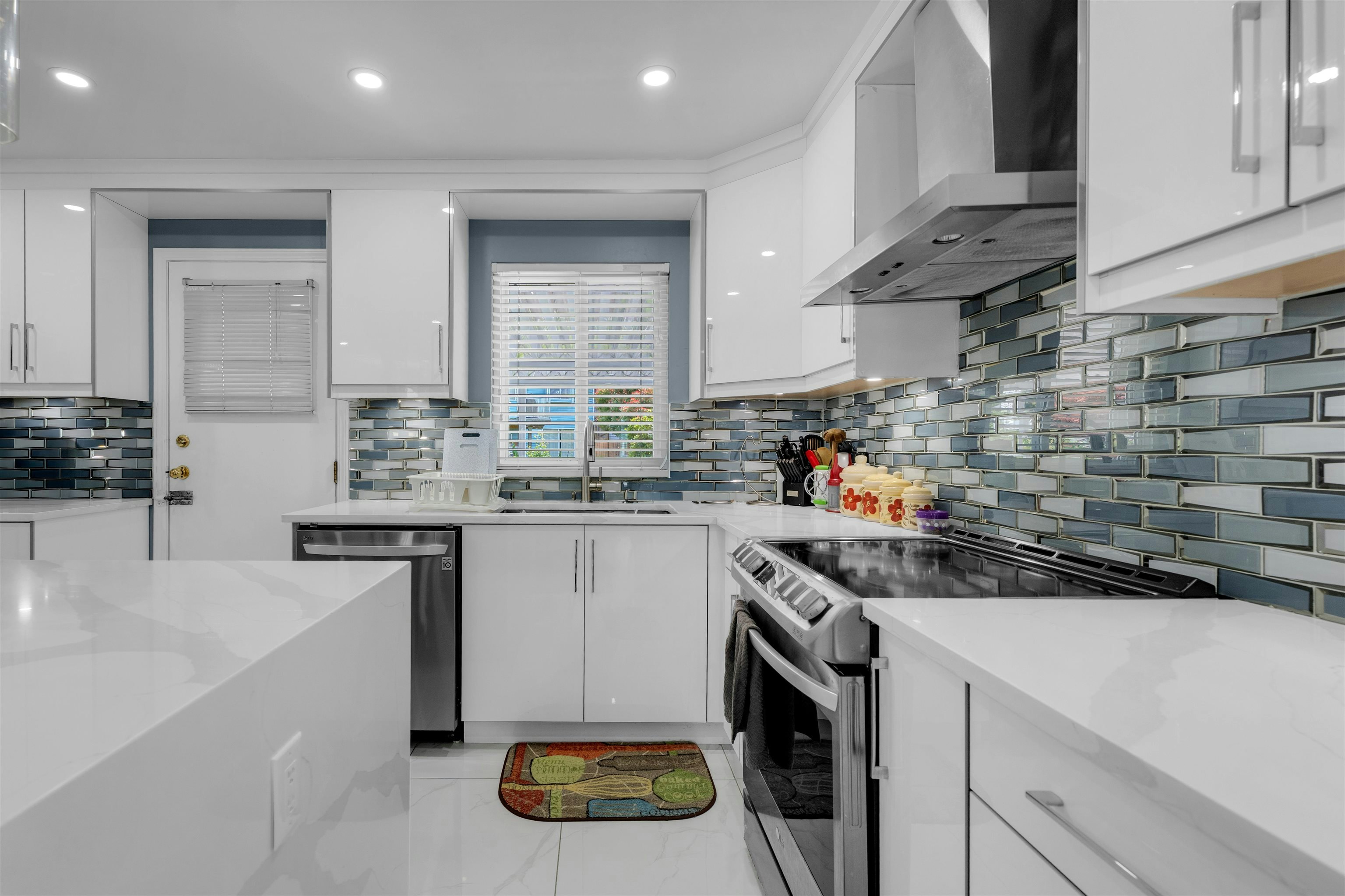 7869 143a Street, Surrey, BC, V3W 9W5 - 7