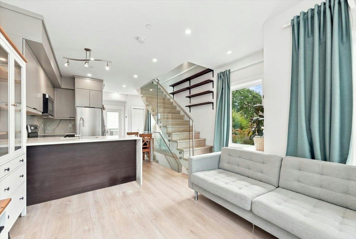 226 E 8th Street, North Vancouver, BC, V7L 1Z1 - 9