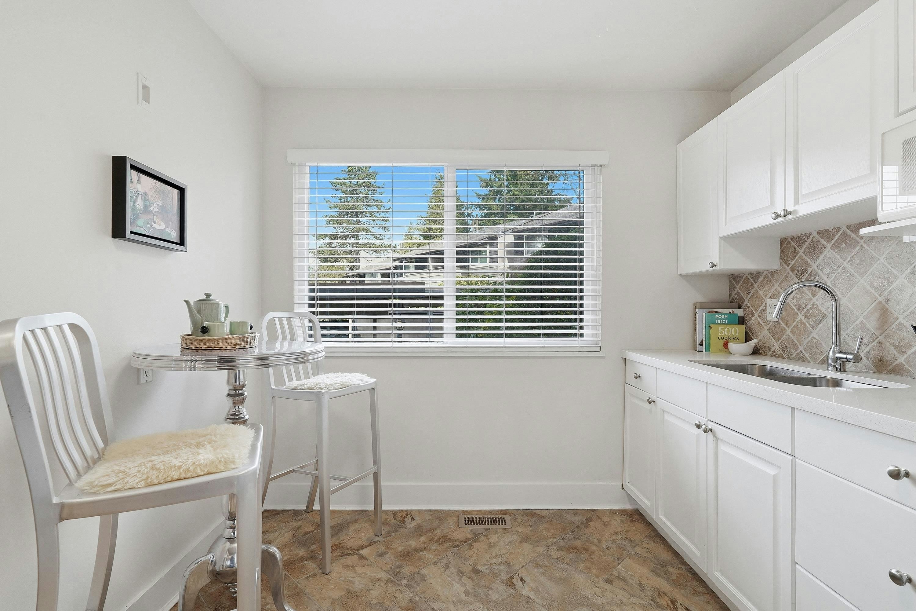 2329 Mountain Highway, North Vancouver, BC, V7J 2N2 - 8